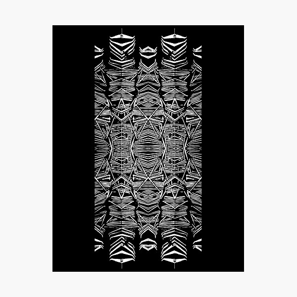 Aperçu de l'œuvre T-shirt géométrique noir et blanc. À porter ou à insérer dans un intérieur. Afrique du Sud : Artiste créée et vendue par INKABA STUDIO.