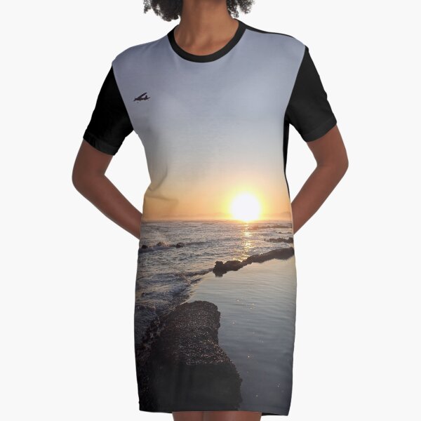 Artikel-Vorschau von Sonnenuntergang am Meer mit kleinen Flugzeugen, designt und verkauft von Ashley Beckton.