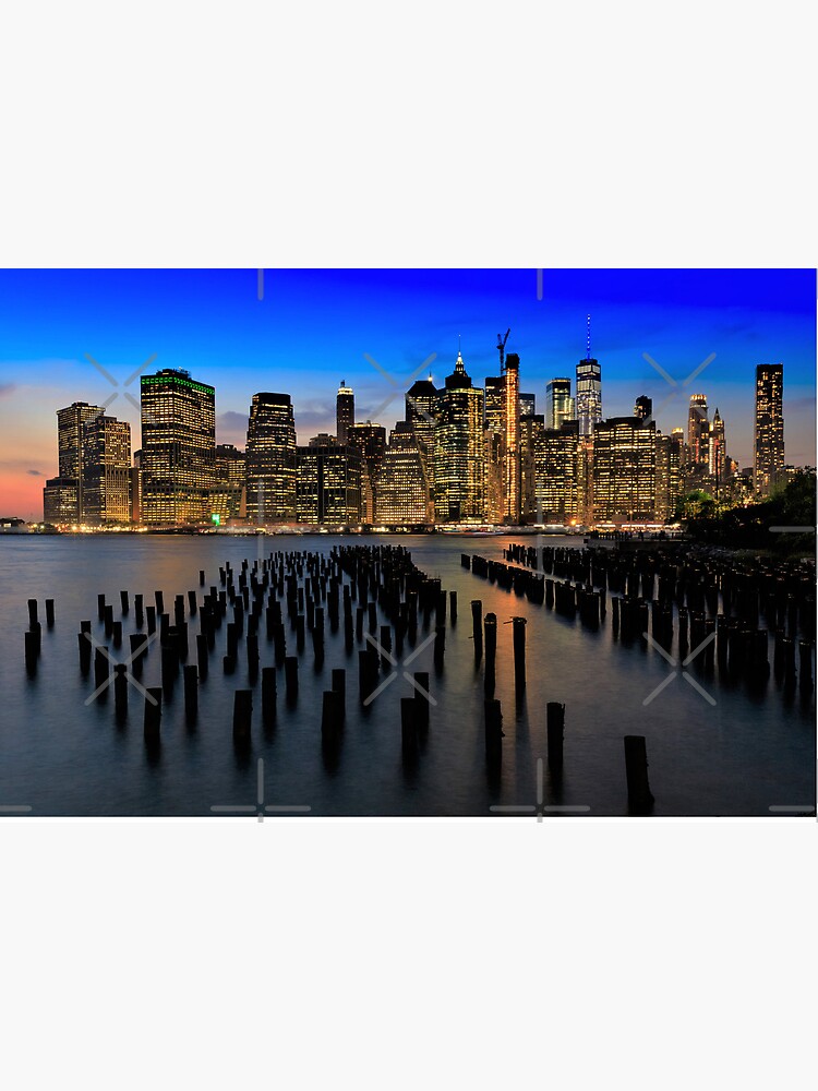 Thumbnail 2 von 2, Galeriedruck, Skyline von New York City in der Abenddämmerung von Brooklyn designt und verkauft von Aure50.