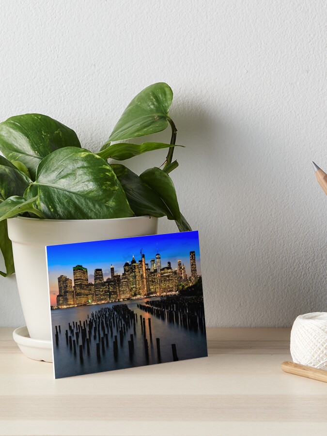 Thumbnail 1 von 2, Galeriedruck, Skyline von New York City in der Abenddämmerung von Brooklyn designt und verkauft von Aure50.