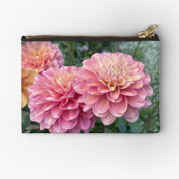 Aperçu de l'œuvre Paire de dahlias roses créée et vendue par Bud, Blossom & Bloom.