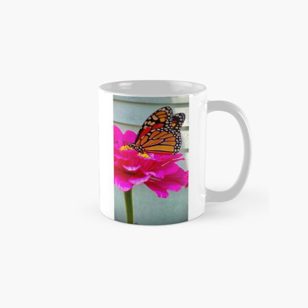 Vista previa del artículo con la obra «Mariposa monarca sobre una zinnia rosa», diseñado y vendido por Moleshavesouls.