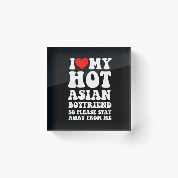 Aperçu de l'œuvre J'aime mon petit ami asiatique sexy, alors s'il te plaît, reste loin de moi créée et vendue par loxumaart.