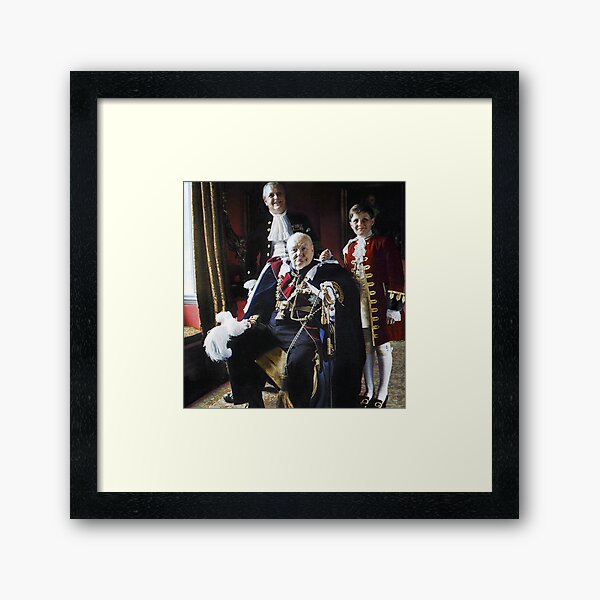 Vista previa del artículo con la obra «Sir Winston, su hijo Randolf y su nieto Winston en túnicas de coronación, 1953.», diseñado y vendido por Marina Amaral.