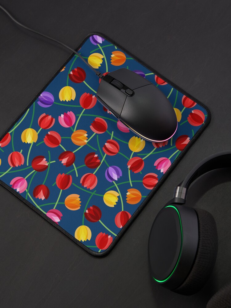 Aperçu 4 sur 5. Tapis de souris avec l'œuvre Tulipes vibrantes créée et vendue par spoonlessmarket.