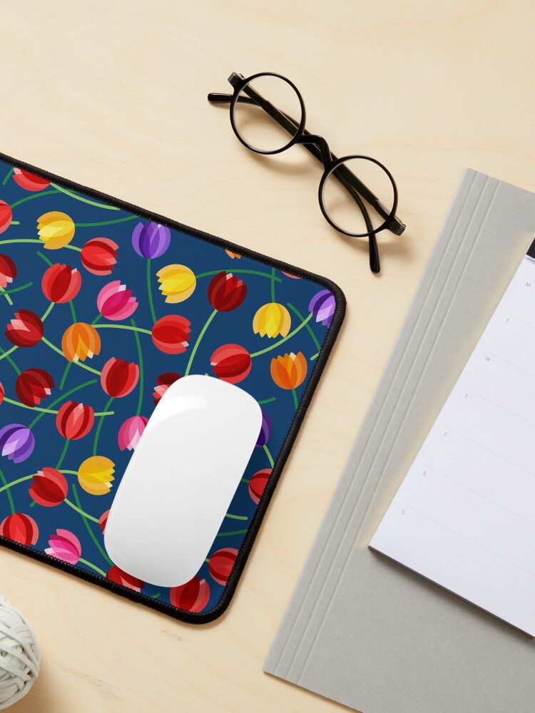 Aperçu 3 sur 5. Tapis de souris avec l'œuvre Tulipes vibrantes créée et vendue par spoonlessmarket.