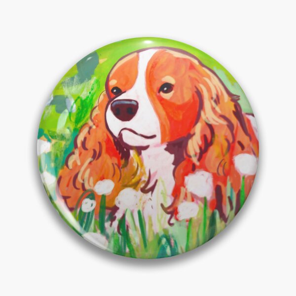 Artikelvorschau, Niedlicher Cavalier King Charles Spaniel in einem Feld aus Weißklee – Skurrile Hundekunst entworfen und verkauft von Yaragold.