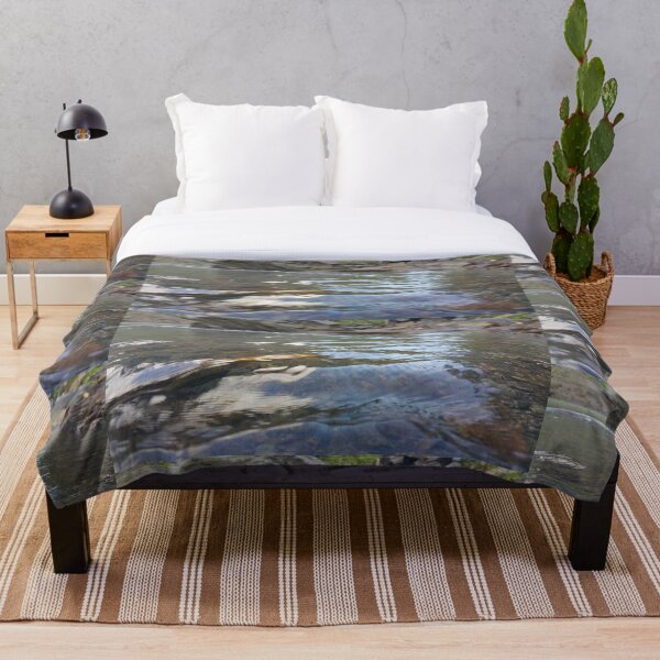 Artikelvorschau, Klares Flusswasser. Perfekt für Naturliebhaber, die die Schönheit des fließenden Wassers lieben. entworfen und verkauft von Yusuf-Design.
