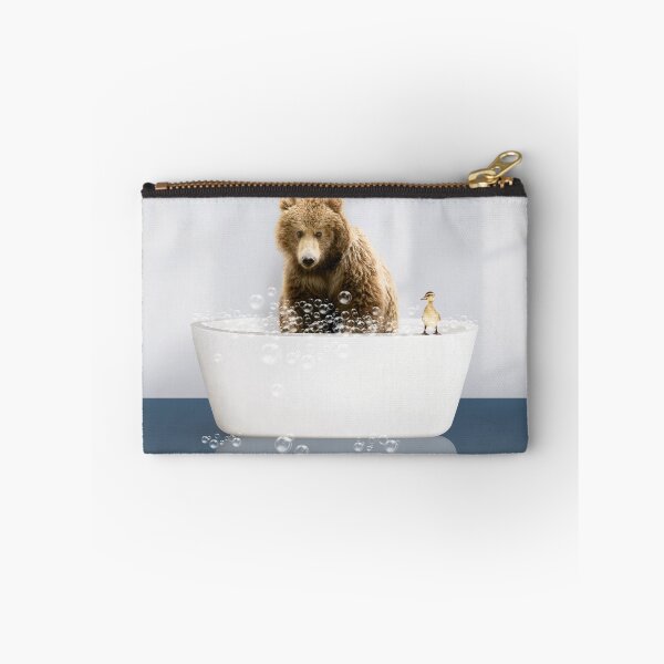 Artikelvorschau, Bärenjunges in moderner Badewanne, Blaudruck, Bär und Entlein, Babybär baden, Tiere in der Badewanne, Kunst von Synplus entworfen und verkauft von synplus.