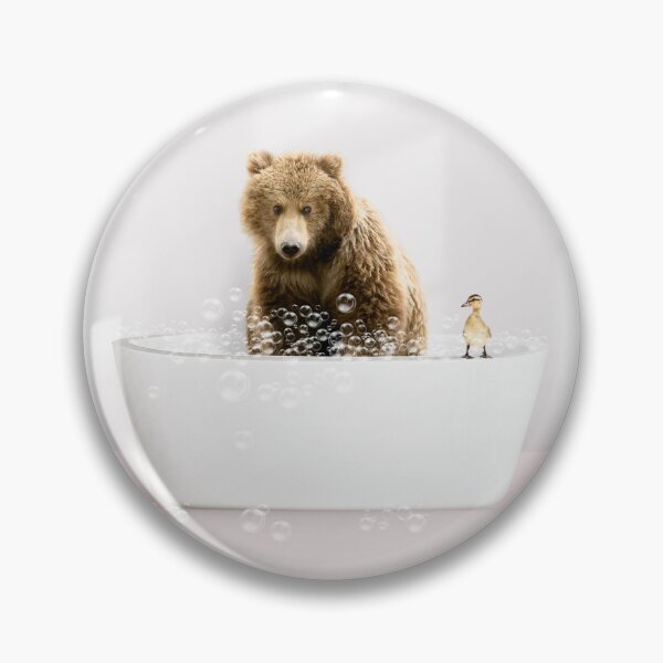 Artikelvorschau, Bärenjunges in moderner Badewanne, rosa Druck, Bär und Entlein, Babybär baden, Tiere in der Badewanne, Kunst von Synplus entworfen und verkauft von synplus.