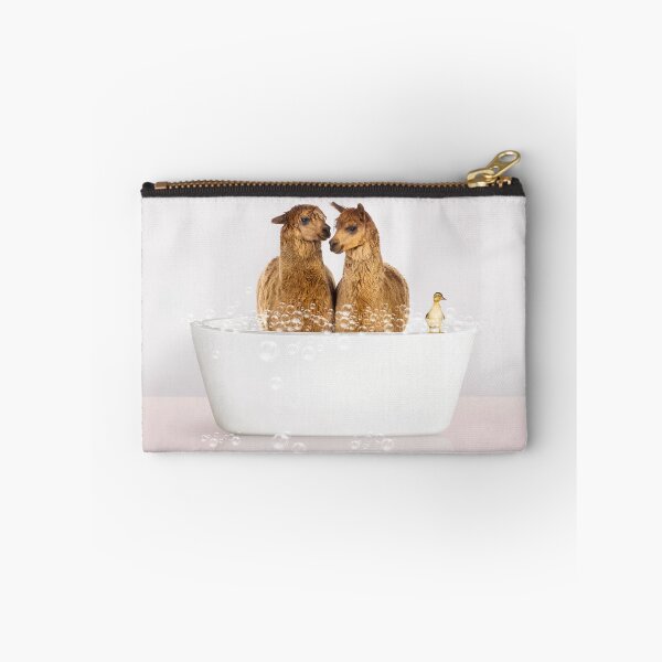 Artikelvorschau, Zwei Alpakas und Entlein in moderner Badewanne, rosa Druck, Alpaka-Baden, Tiere in der Badewanne, Kunst von Synplus entworfen und verkauft von synplus.