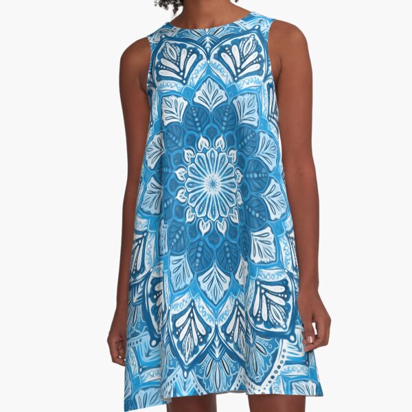 Artikel-Vorschau von Boho-Mandala in einfarbigem Blau und Weiß, designt und verkauft von micklyn.