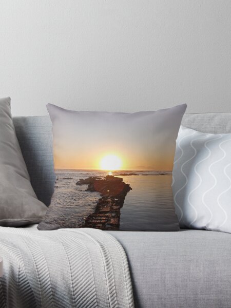Artikel-Vorschau von Sonnenuntergang über der Strand-Gezeitenbeckenmauer, designt und verkauft von Seasons Waiting.