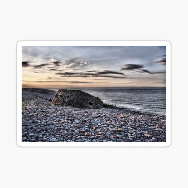 Vista previa del artículo con la obra «Búnker de la Segunda Guerra Mundial en la playa de Porlock, Somerset.», diseñado y vendido por Rachel J Bowler.