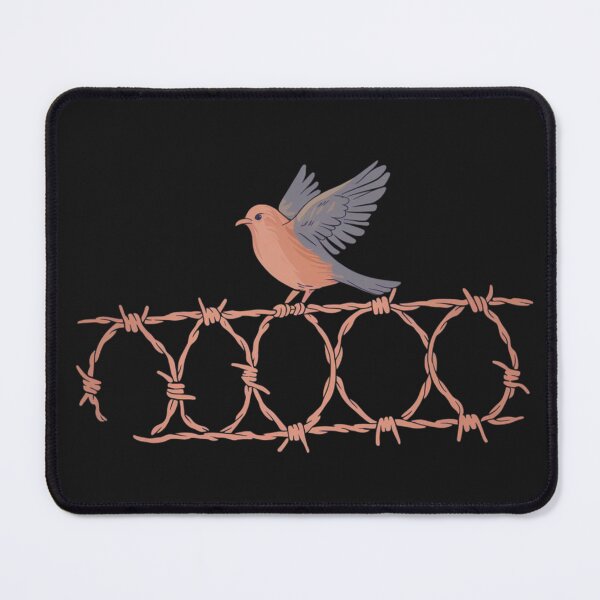 Vista previa del artículo con la obra «Un pájaro solitario posado en una cerca de alambre de púas, con las alas ligeramente abiertas, como si estuviera listo para emprender el vuelo.», diseñado y vendido por 123ks.