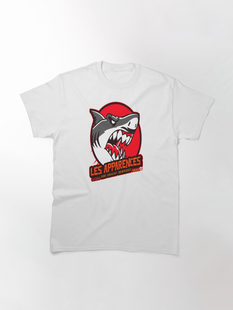 Aperçu 3 sur 7. T-shirt classique avec l'œuvre Les Apparences. créée et vendue par Vinidal.