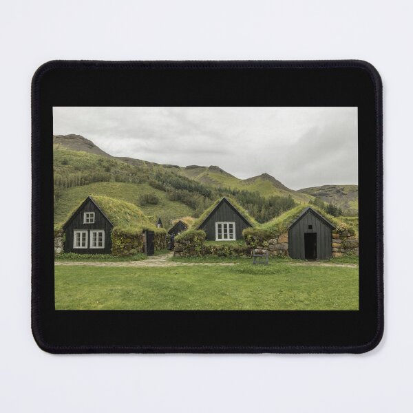 Artikelvorschau, Grybus Torfhaus in Skógar, Südisland – Mystische nordische Landschaftsfotografie entworfen und verkauft von Earth Nature Creations.