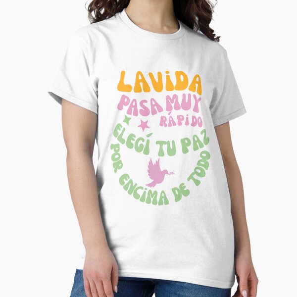 Vista previa del artículo con la obra «La Vida Pasa Rápido, Elegí Tu Paz – Diseño Retro», diseñado y vendido por Abvazzz.