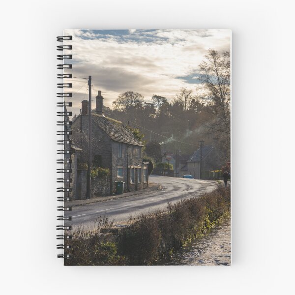 Artikelvorschau, Morgenansicht des Dorfes Bibury in den Cotswolds, England entworfen und verkauft von WorldScenery.