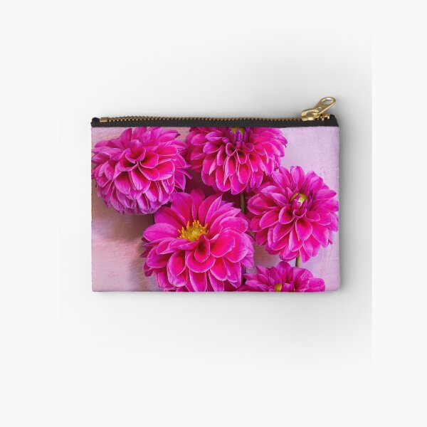 Aperçu de l'œuvre Bouquet de dahlias rose vif, photographie à plat créée et vendue par peckofpickles.