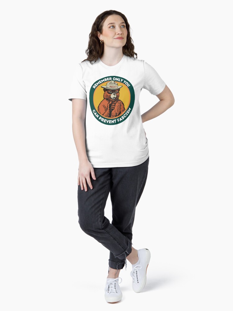 Thumbnail 4 von 7, Essential T-Shirt, Smokey Resist Bear Antifaschismus FDT designt und verkauft von Hajuji.