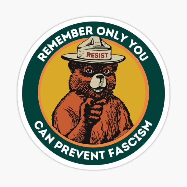 Vista previa del artículo con la obra «Smokey Resist Bear Antifascismo FDT», diseñado y vendido por Hajuji.