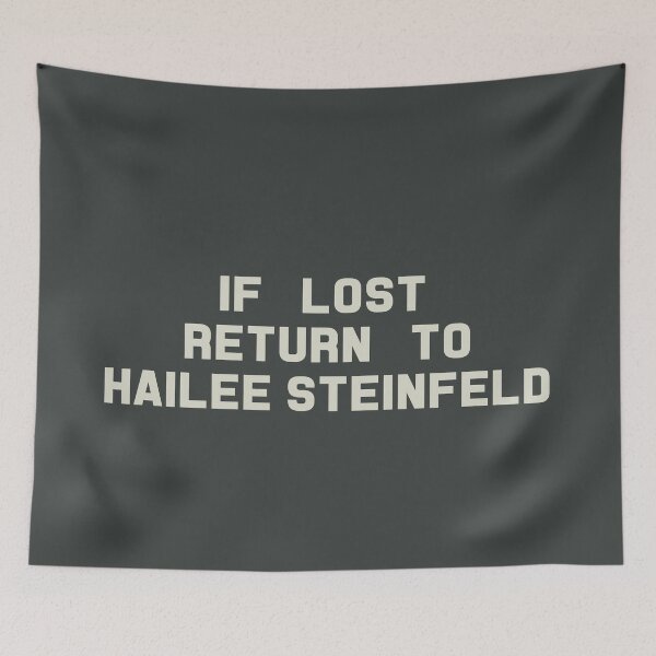 Artikelvorschau, If Lost Return to Hailee Steinfeld Tee entworfen und verkauft von deluluhaze.