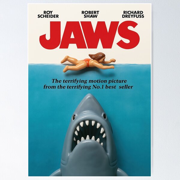 Aperçu de l'œuvre Affiche emblématique du film d'horreur - Les Dents de la mer - Version figurine en plastique créée et vendue par Earth Celebration Designs.
