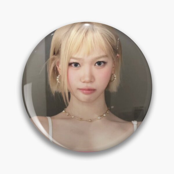 Artikelvorschau, Kpop Le Sserafim Chaewon Coquette Rosa Schleifenrahmen entworfen und verkauft von StarBunnyDesign.