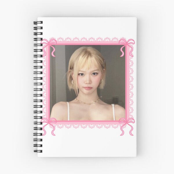 Artikelvorschau, Kpop Le Sserafim Chaewon Coquette Rosa Schleifenrahmen entworfen und verkauft von StarBunnyDesign.