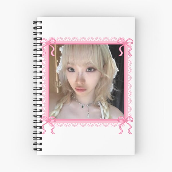 Artikelvorschau, Kpop Le Sserafim Chaewon Coquette Rosa Schleifenrahmen entworfen und verkauft von StarBunnyDesign.