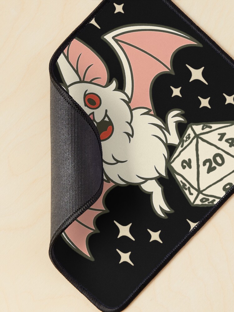 Aperçu 2 sur 5. Tapis de souris avec l'œuvre Batstarion : mord d'abord, pose des questions ensuite créée et vendue par TTRPGirl.