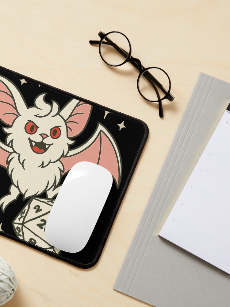 Aperçu 3 sur 5. Tapis de souris avec l'œuvre Batstarion : mord d'abord, pose des questions ensuite créée et vendue par TTRPGirl.
