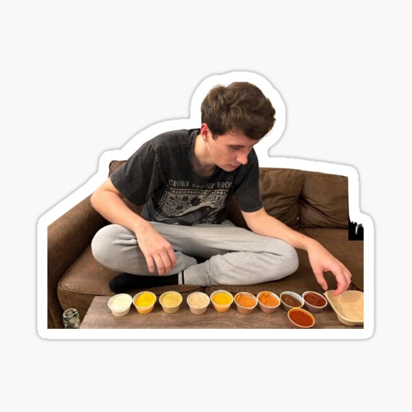 Vista previa del artículo con la obra «Dan Howell admirando su vasta colección de salsas», diseñado y vendido por drawoncedraw.