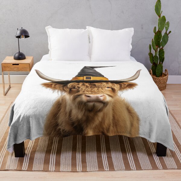 Artikelvorschau, Highland Cow trägt Halloween Hexenhut entworfen und verkauft von LazyOwlStore.