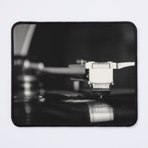 Aperçu de l'œuvre De l'aiguille au sillon - Tourne-disque rétro créée et vendue par PixelBlissART.