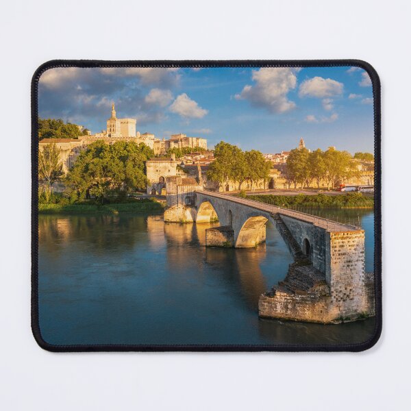 Aperçu de l'œuvre Belle vue d'Avignon avec le célèbre pont Saint-Bénezet, architecture médiévale le long du Rhône à Avignon, France. Le pont Saint-Bénezet et le palais des papes à Avignon, dans le sud de la France. créée et vendue par Framed Horizons.