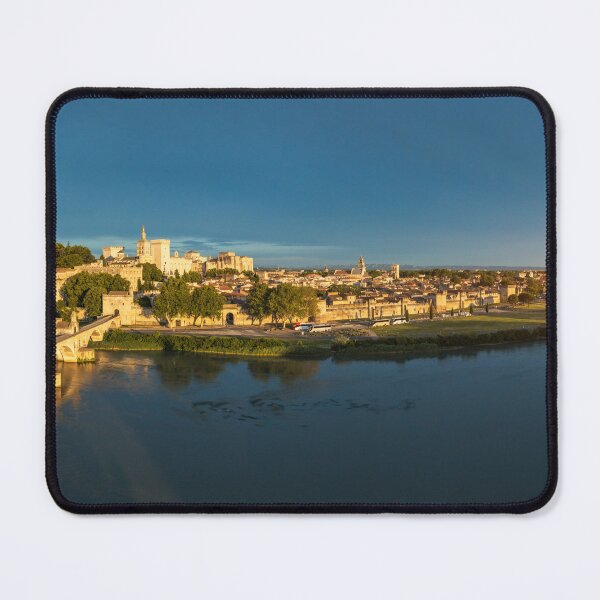 Aperçu de l'œuvre Belle vue d'Avignon avec le célèbre pont Saint-Bénezet, architecture médiévale le long du Rhône à Avignon, France. Le pont Saint-Bénezet et le palais des papes à Avignon, dans le sud de la France. créée et vendue par Framed Horizons.