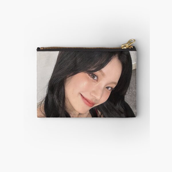 Artikelvorschau, ITZY GOLD IMAGINÄRER FREUND YEJI MIDZY entworfen und verkauft von Valereekmerch.