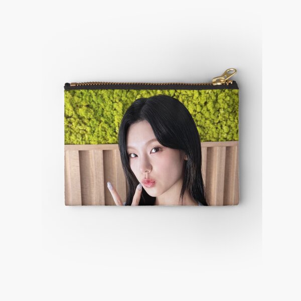 Artikelvorschau, ITZY GOLD IMAGINÄRER FREUND YEJI MIDZY entworfen und verkauft von Valereekmerch.