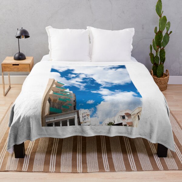 Artikelvorschau, Blauer Himmel und urbane Balkone – helle mediterrane Atmosphäre entworfen und verkauft von tommy3613.