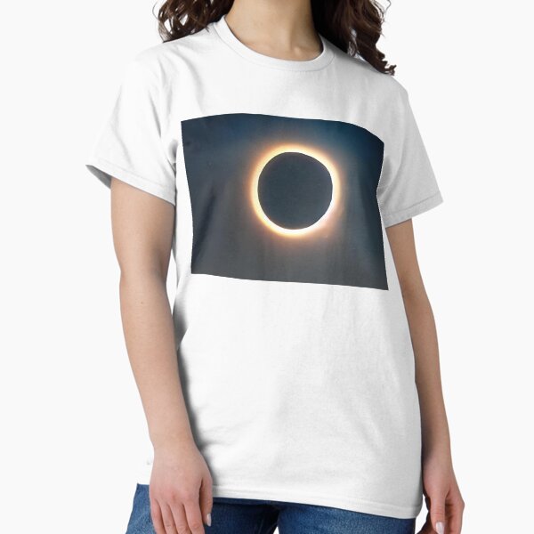 Artikel-Vorschau von Totale Sonnenfinsternis mit leuchtendem Koronaring am Nachthimmel, designt und verkauft von Amr Siam.