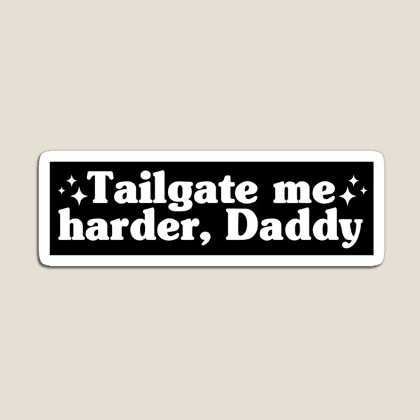 Aperçu de l'œuvre Tailgate Me Harder Daddy Mème drôle Bumper créée et vendue par Lucki Shop.