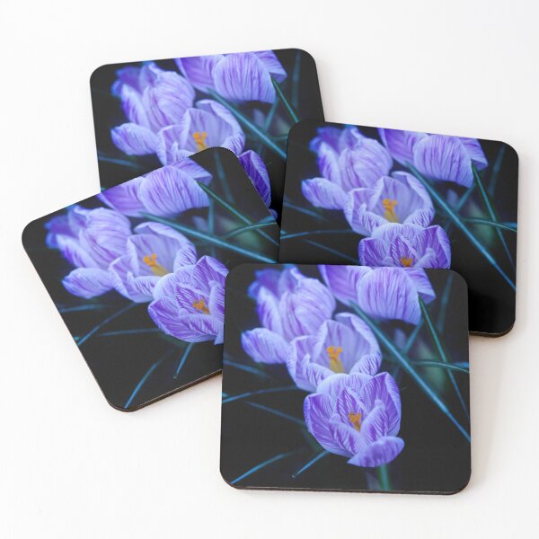 Artikelvorschau, Violette Frühlingsblumen auf Naturhintergrund entworfen und verkauft von olena2552.