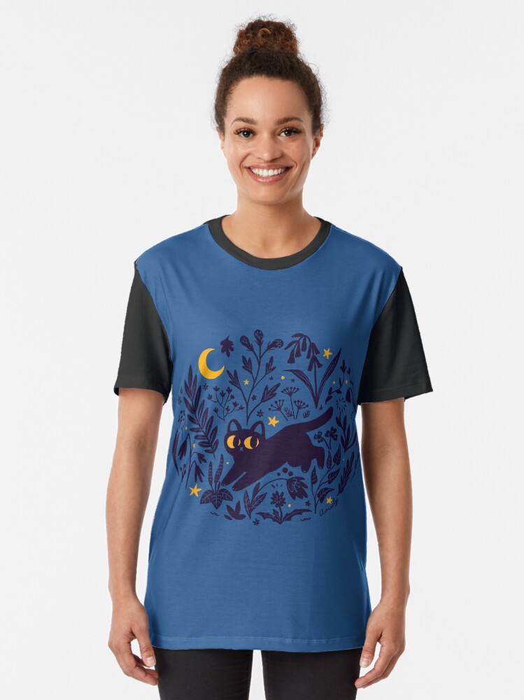 Imagen 2 de 5, Camiseta gráfica con la obra noche de verano, diseñada y vendida por hellocloudy.