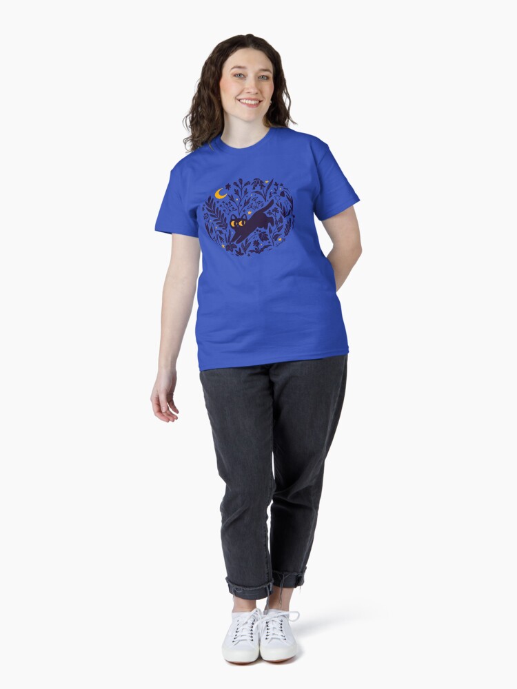 Imagen 4 de 7, Camiseta clásica con la obra noche de verano, diseñada y vendida por hellocloudy.