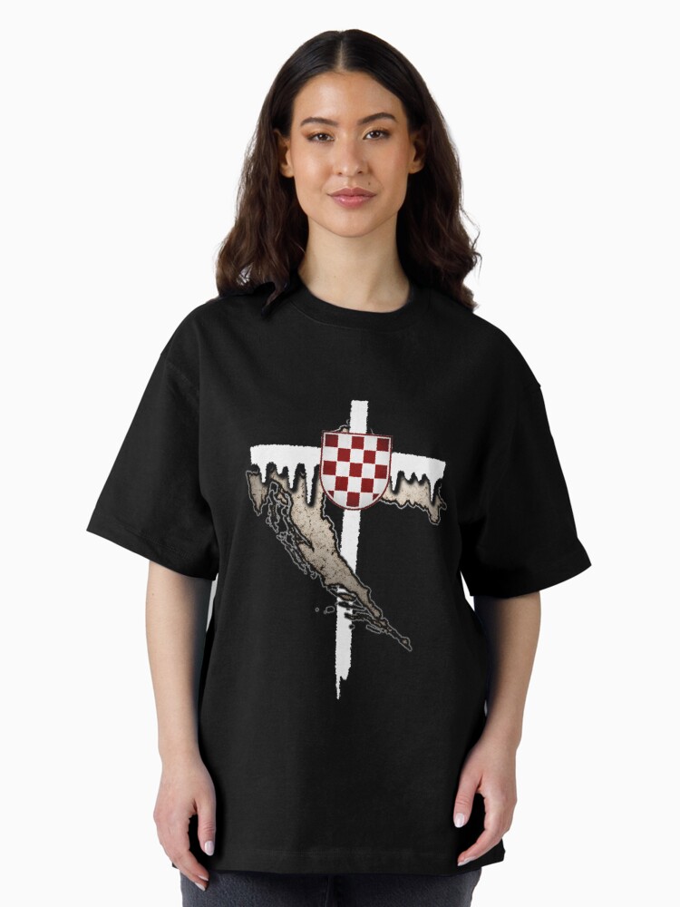 Imagen 2 de 7, Camiseta oversize con la obra Arte de la cruz cristiana croata (blanca), diseñada y vendida por ArsArtificia.