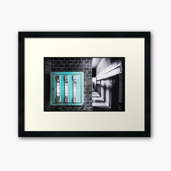 Vista previa del artículo con la obra «URBEX Berlín: La pequeña caja azul», diseñado y vendido por shackledlettuce.