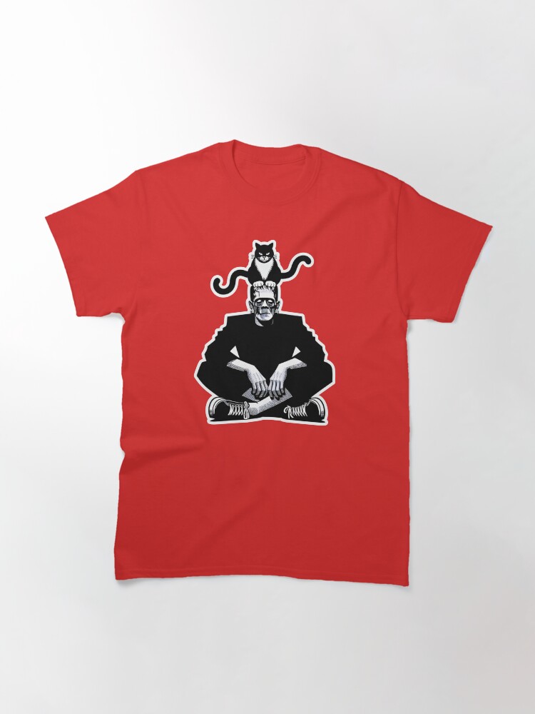Thumbnail 3 von 7, Classic T-Shirt, Frankenstein mit Katze am Kopf designt und verkauft von Kobeko.