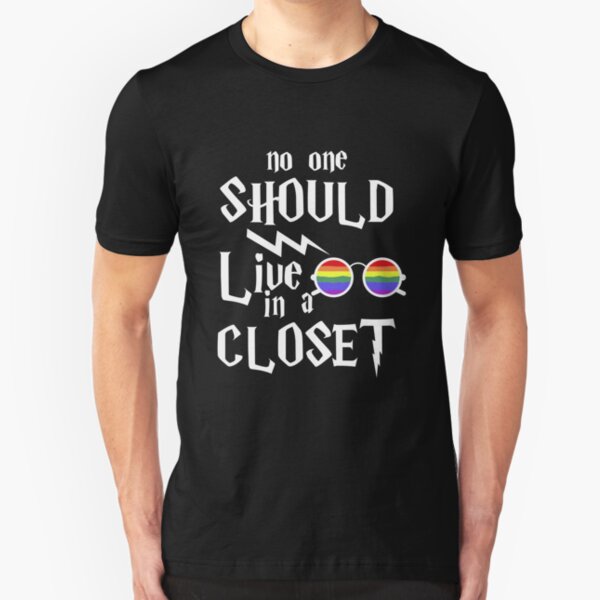 Niemand sollte im Schrank leben Slim Fit T-Shirt